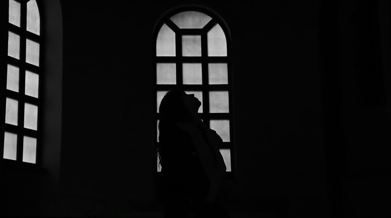 Sagoma davanti alla finestra di una chiesa — fotogramma del corto